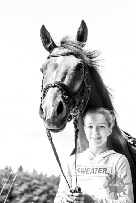 Pferd mit Mädchen Nahaufnahme schwarz-weiß