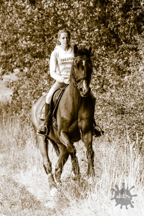 Mädchen reitet Pferd sepia